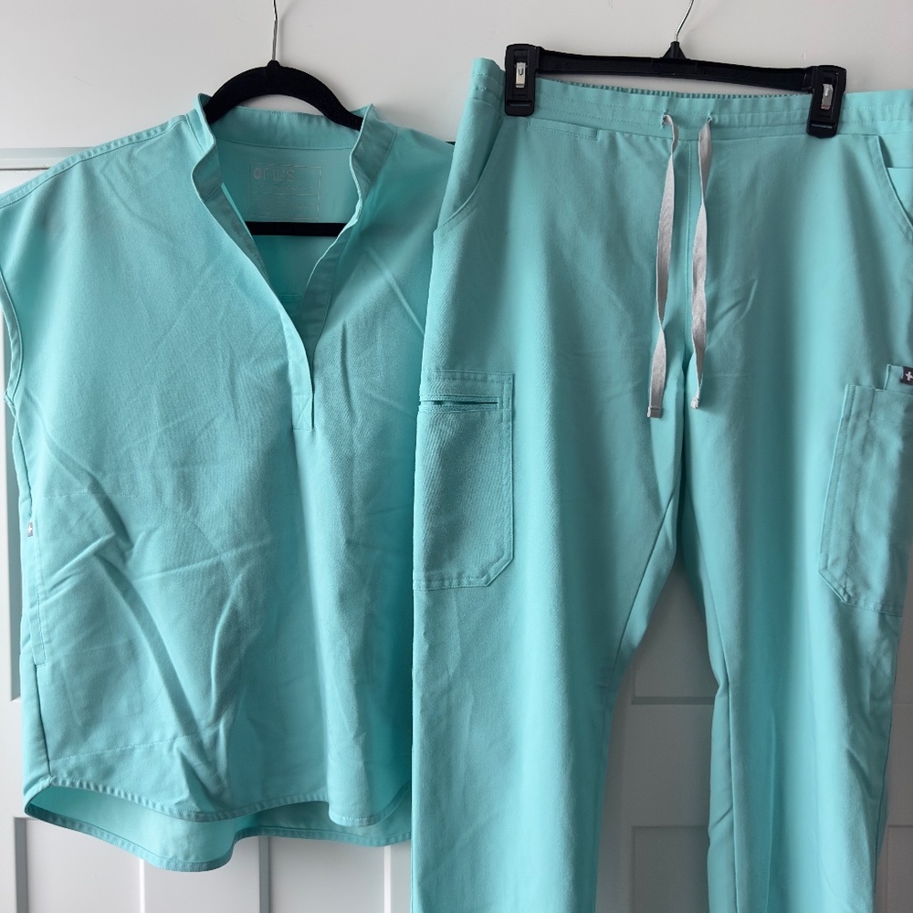 Rafaela Oversized Scrub Top™ (S) & Yola Skinny Scrub Pants™ (M, Reg) SET